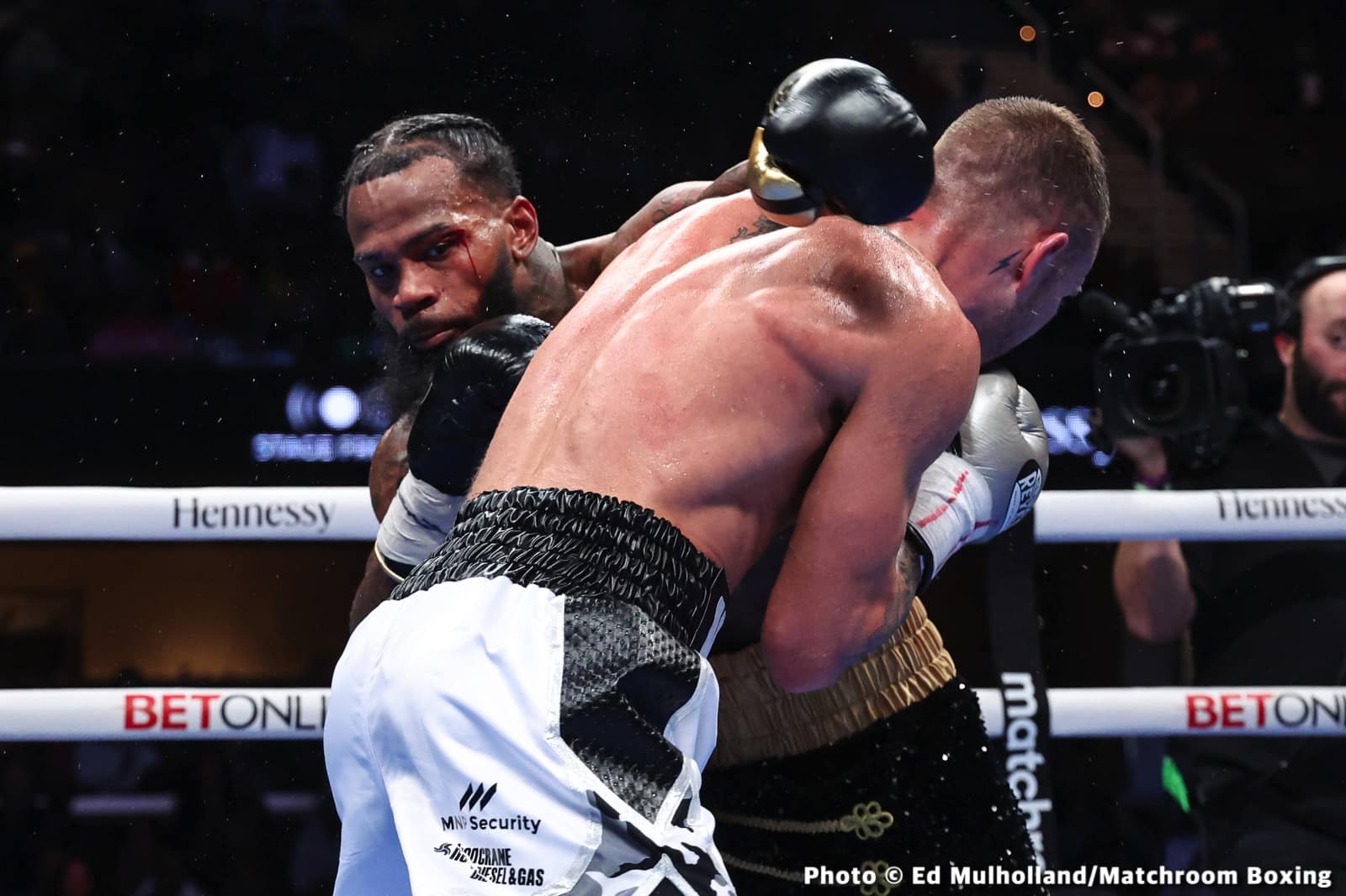 Spark Defeats Love By 6th Round DQ - Boxing Results - Latest Boxing News