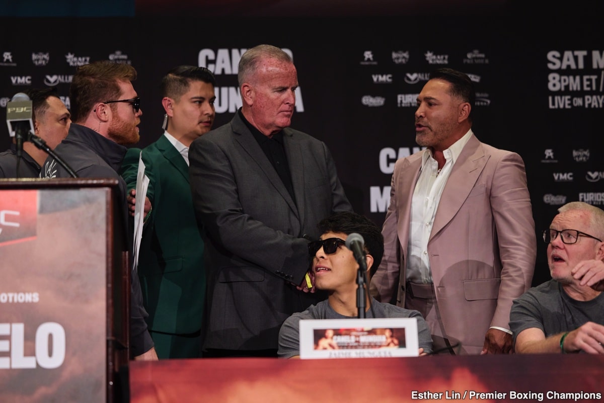 De La Hoya Questions Canelo's Durability: "He's Walking on Quicksand"