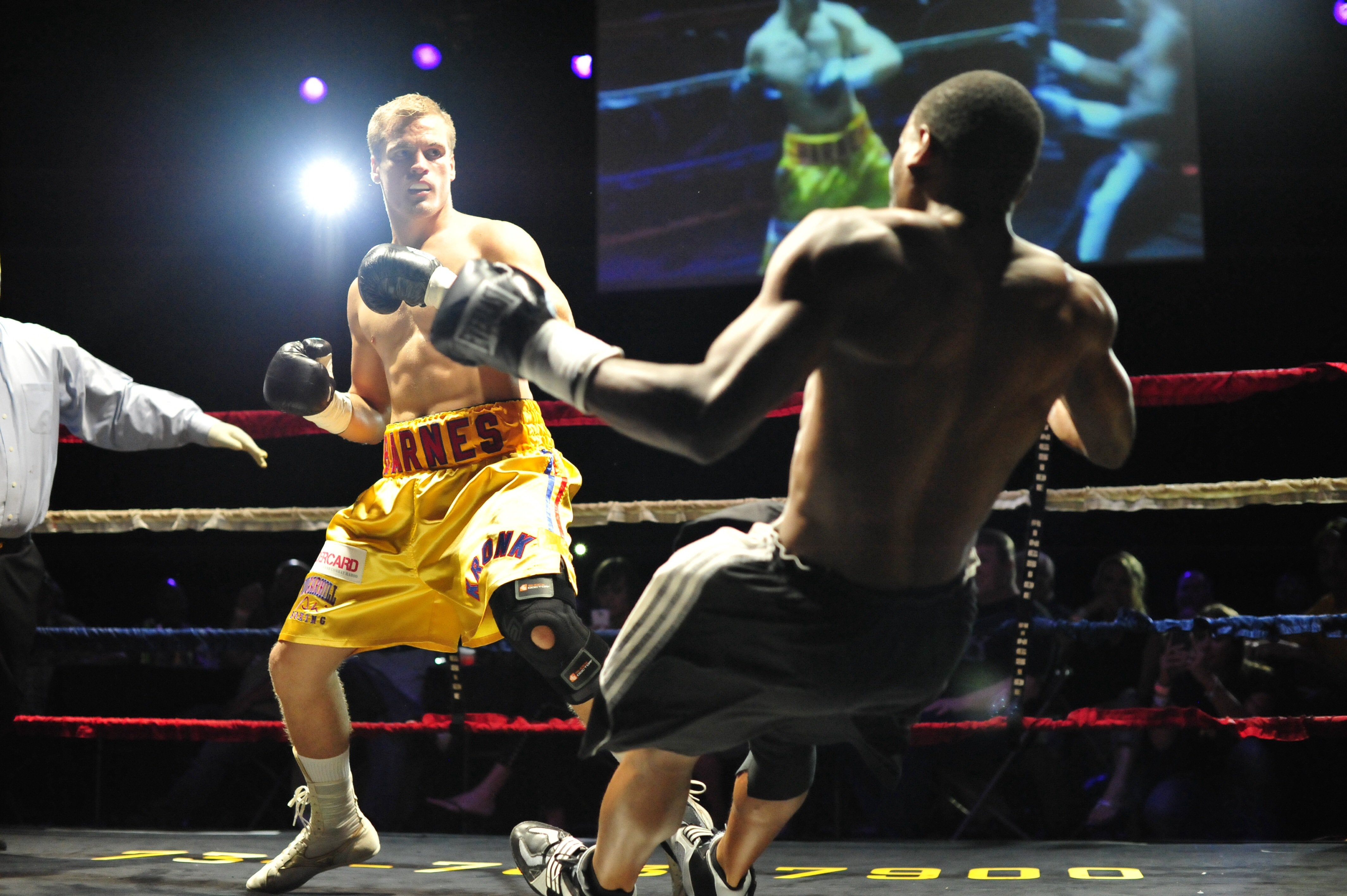 Anthony Barnes takes out Darryl Fields with a first round KO